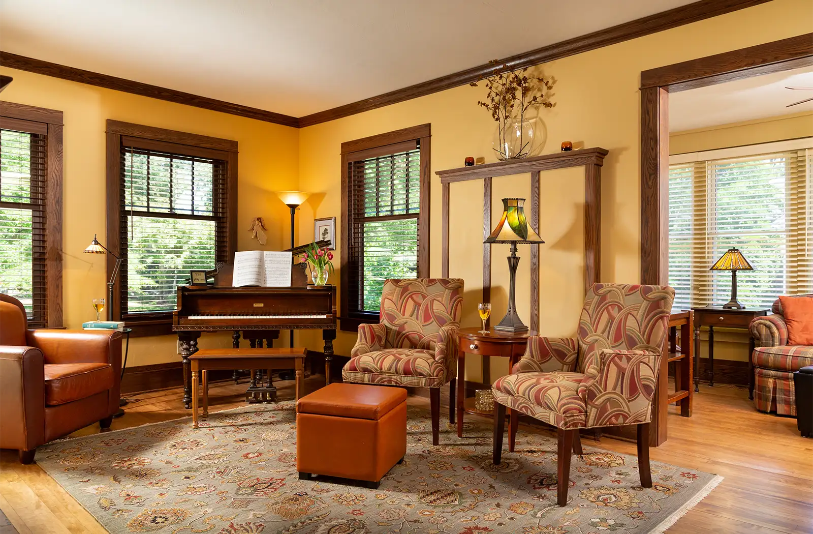 Visit the Olbrich Botanical Gardens 2 Buckingham Inn common area living room with baby grand piano and comfortable seating, near the Olbrich Botanical Gardens
